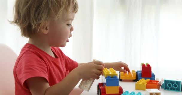 Primer plano niños manos jugar coloridos ladrillos de plástico
 - Imágenes, Vídeo
