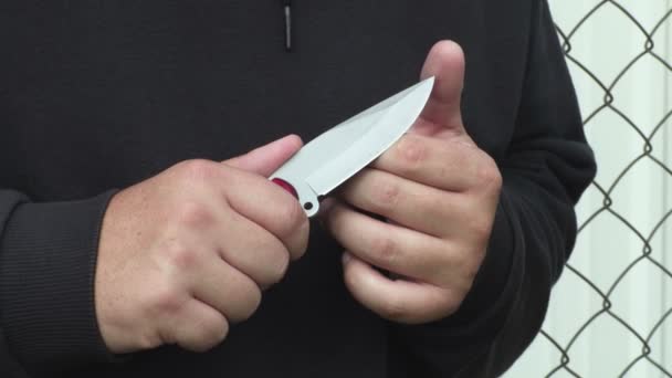 Hombre comprobar la nitidez del cuchillo
 - Imágenes, Vídeo