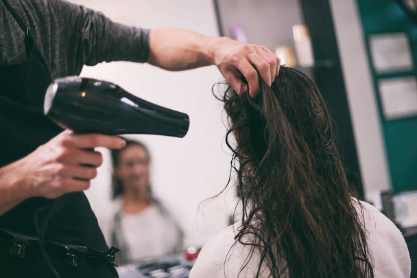 Młoda kobieta coraz nową fryzurę na profesjonalne Fryzjerstwo Stylizacja.  - Zdjęcie, obraz