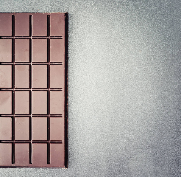 close-up vista da barra de chocolate no fundo rústico
 - Foto, Imagem