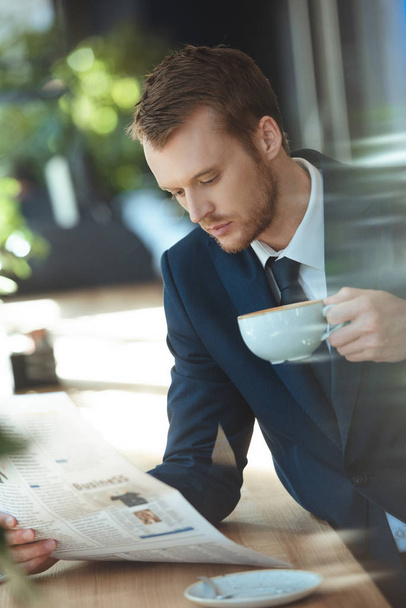 csésze kávé újság olvasása közben kávészünet kávézó üzletember - Fotó, kép