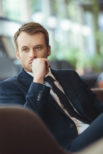 portrait d'un homme d'affaires réfléchi reposant dans un café
 - Photo, image
