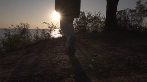 Bir siluet bir basketbol oyuncu kızın ağaçları saran ile eğim için geliyor onun elinde topuyla geliyor. Denizin üzerinde parlayan güneş bakar. Sabah alacakaranlıkta. Arka görünüm - Video, Çekim