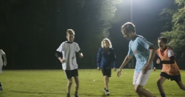 Fußballer schießt Tor und feiert - Filmmaterial, Video