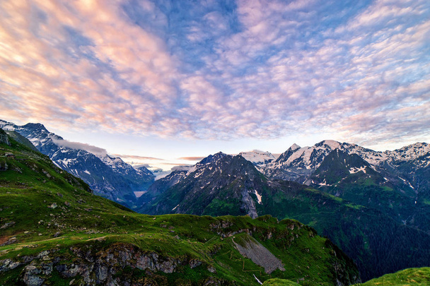 Vistas panorámicas de las hermosas montañas de los Alpes suizos. Atardecer de hora azul con tonos rosa y azul, Verbier, Canton du Valais, Wallis, Suiza
. - Foto, Imagen