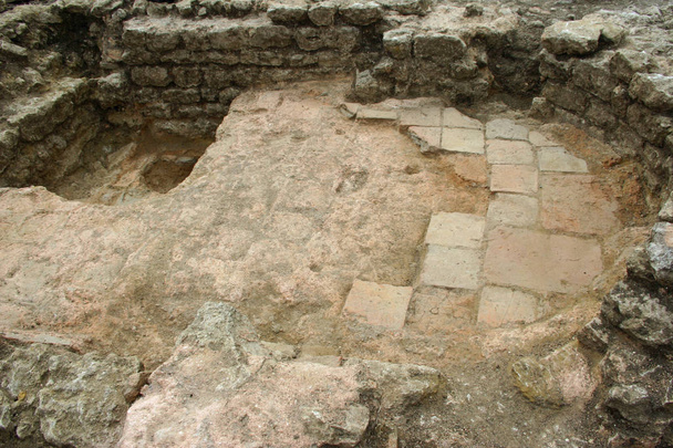 Раскопанные археологические раскопки римской виллы, показывающие холодную зону и бассейн с черепицей и нижней частью стен
. - Фото, изображение