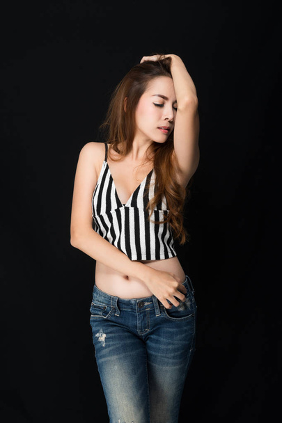 Asiatica ragazza moda indossa camicia a righe Indossare jeans su sfondo nero, Tre gesti in una sola immagine
. - Foto, immagini