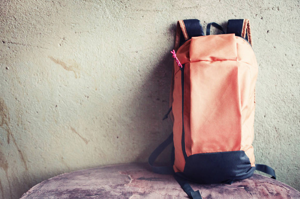 closeup view of schoolbag against rustic wall  - Foto, imagen