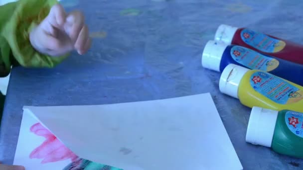 küçük kız ile guaj boya elde edilen çeşitli renkleri karıştırma - Video, Çekim