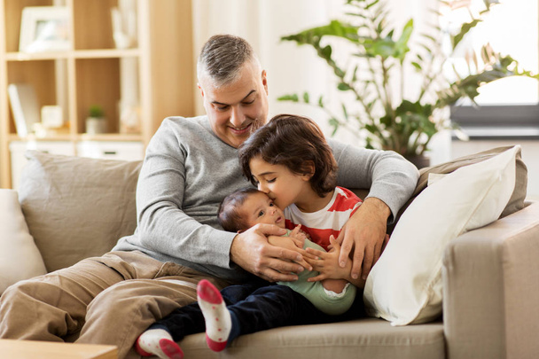 happy father with preteen and baby son at home - Foto, afbeelding