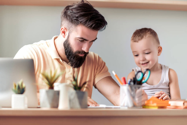 Papi con niño dibujando en casa
 - Foto, Imagen