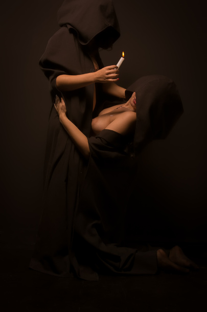 Ведьма из ковена Хэллоуина, горячий воск капает на грудь
 - Фото, изображение