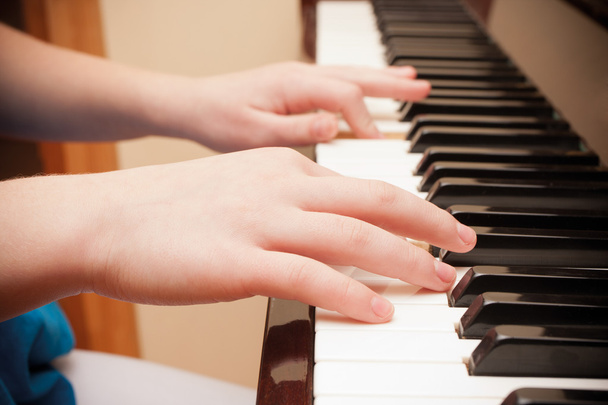 zongorázó kezek - Fotó, kép