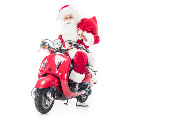 selbstbewusste Weihnachtsmänner im Kostüm mit Weihnachtssack und Roller auf weißem Hintergrund  - Foto, Bild