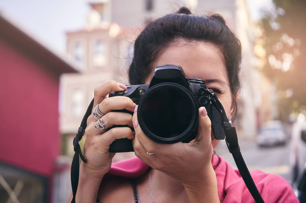 Mulher fotógrafa com cachecol vermelho, tirando fotos da cidade velha
 - Foto, Imagem
