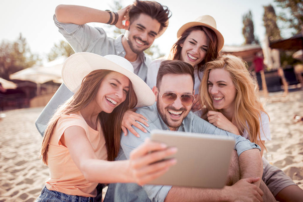 Été, vacances, vacances et bonheur concept-groupe d'amis prenant selfie
. - Photo, image