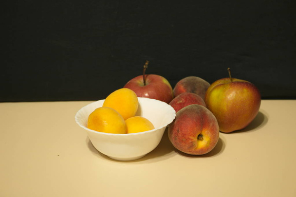 Red apples and peaches - Zdjęcie, obraz