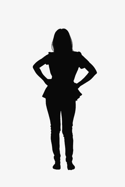 Concepto de movimiento - Mujer joven de pie akimbo sobre fondo blanco
. - Foto, Imagen