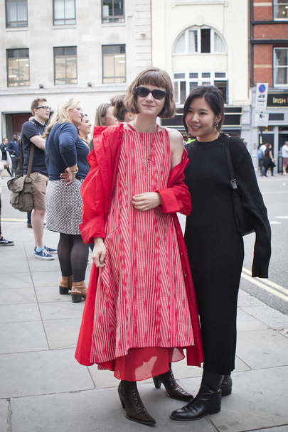 LONDON, United Kingdom- SEPTEMBER 14 2018: People on the street during the London Fashion Week - Foto, Imagen
