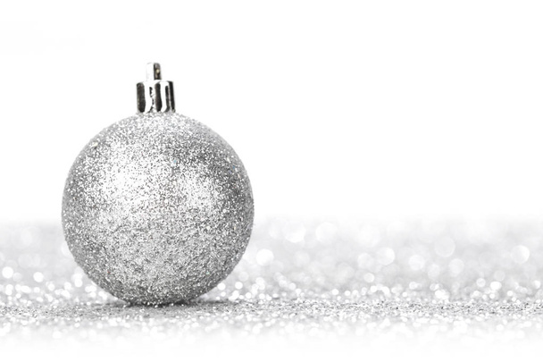 Glittering silver Christmas ball with in shiny glitters background - Фото, зображення