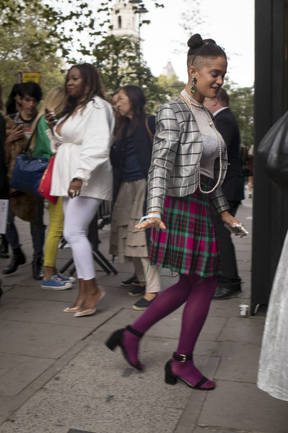 LONDON, United Kingdom- SEPTEMBER 14 2018: People on the street during the London Fashion Week - Фото, зображення