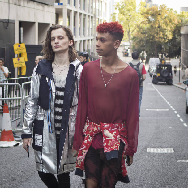 LONDON, United Kingdom- SEPTEMBER 14 2018: People on the street during the London Fashion Week - Zdjęcie, obraz
