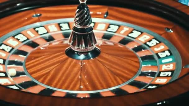 Bílá koule zastavil otáčení kasino ruleta. Detail dřevěné rulety. Klasické hazardní hry v kasinu, tradiční. Kolo štěstí koncepce - Záběry, video