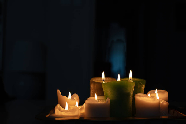 Bougies sur la table vue rapprochée des bougies brûlantes sur un fond noir avec espace de copie
 - Photo, image