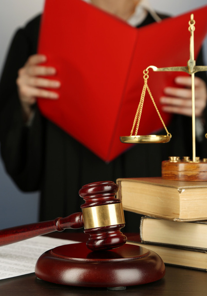 Tuomari luki tuomion purppuranpunaisella taustalla
 - Valokuva, kuva