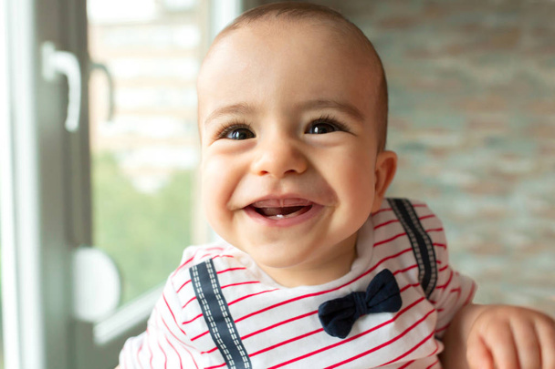 Just a cute baby smiling and laughing at the camera with innocence in his eyes - Fotoğraf, Görsel