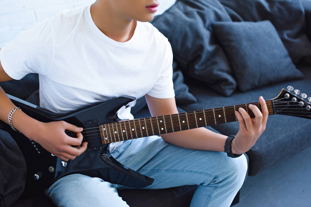 自宅でエレキギターを弾きギタリストのトリミングされた画像 - 写真・画像