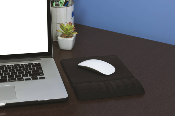 木製のテーブルのオフィスで空白のテキストスペース画面を持つデスクノートパソコンとモバイル。ラップトップモックアップの概念的なワークスペースイメージ. - 写真・画像
