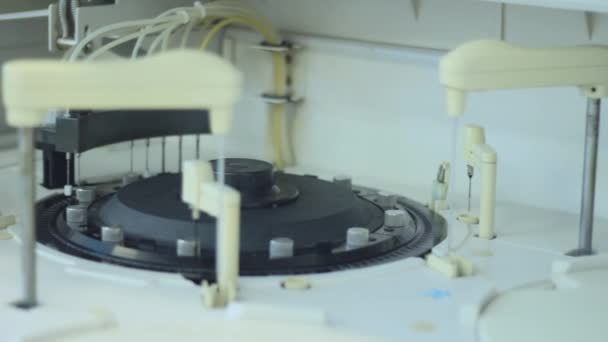 Santrifüjü kan ve idrar tahlili için modern robot makinesi - Video, Çekim