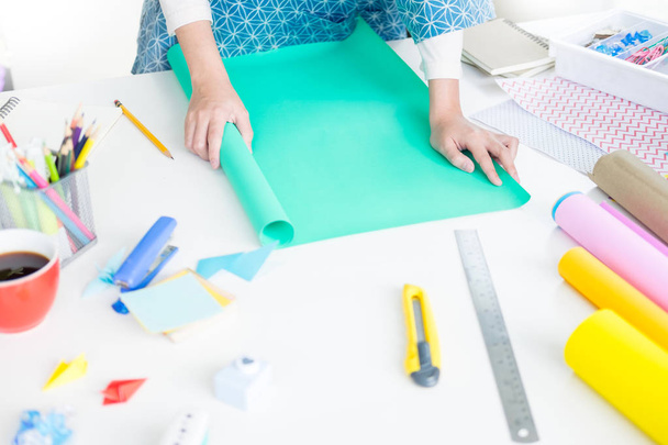 Woman's hand cut paper Making a scrap booking or other festive decorations DIY accessories arrangement - Φωτογραφία, εικόνα