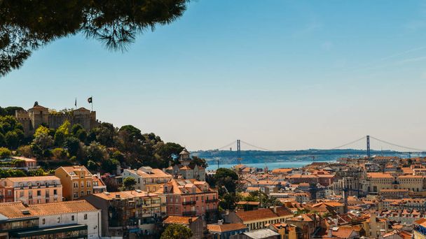 Panoramiczny punkt widokowy Sophia de Mello Breyner Andresen znany również jako Miradouro da Graca, Lizbona, Portugalia - Zdjęcie, obraz
