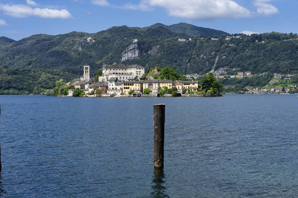 Orta San Giulio, Βερμπάνο Κούζιο Όσολα, Πιεμόντε, Italy: Νησί San Giulio και στη λίμνη το καλοκαίρι - Φωτογραφία, εικόνα