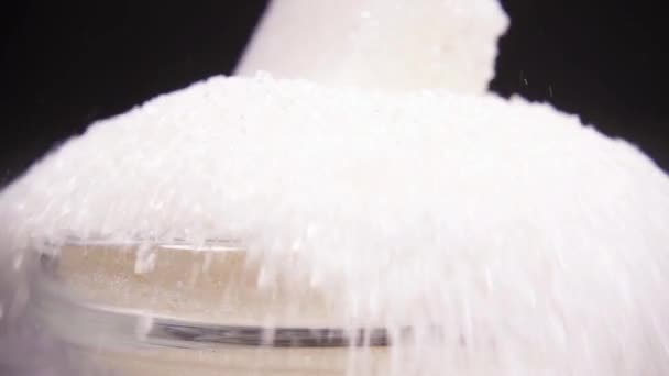 Slow motion suiker kubus valt in suiker close-up - Video