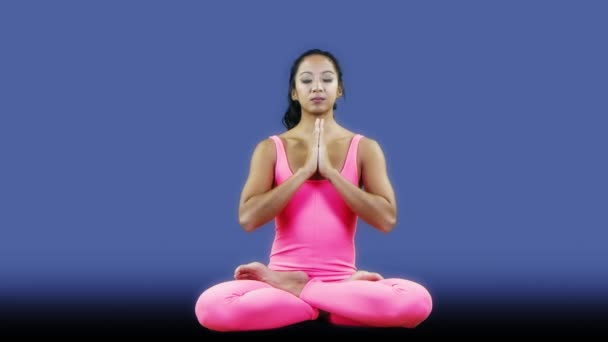 Mavi arka planı hareketli kadın yoga eğitmeni - Video, Çekim