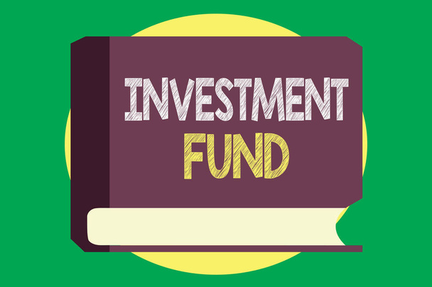 Handgeschreven tekst schrijven Investment Fund. Concept, wat betekent dat een hoeveelheid kapitaal die behoren tot de talrijke investeerders - Foto, afbeelding