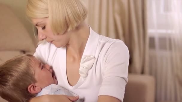 μητέρα με το μωρό να κλαίει - Πλάνα, βίντεο