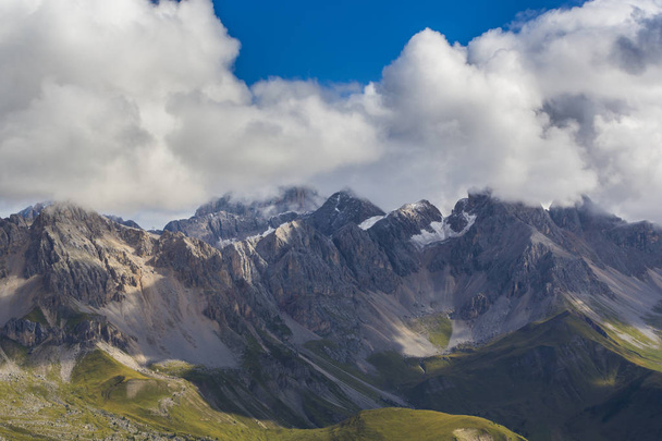Pala grupo de montaña, en los Alpes Dolomitas italianos, bajo nubes de tormenta en otoño
 - Foto, imagen