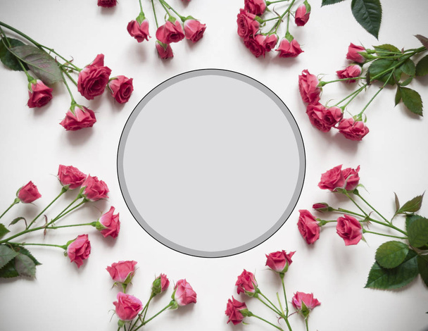 Mother's day. Women's day. Valentine's day, Birthday background. Fresh roses, envelope, packing gifts. Spring flat lay, top view - Foto, imagen