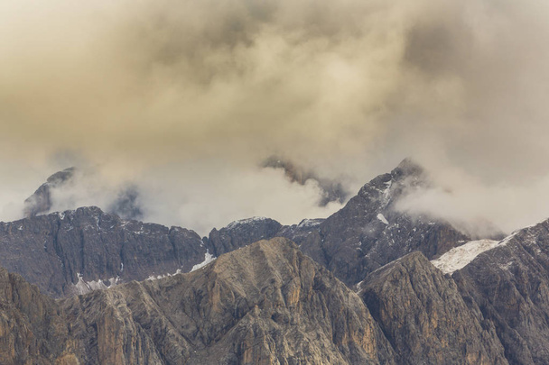 Hermoso paisaje nuboso y la luz del atardecer en los Alpes Dolomitas, en otoño
 - Foto, imagen