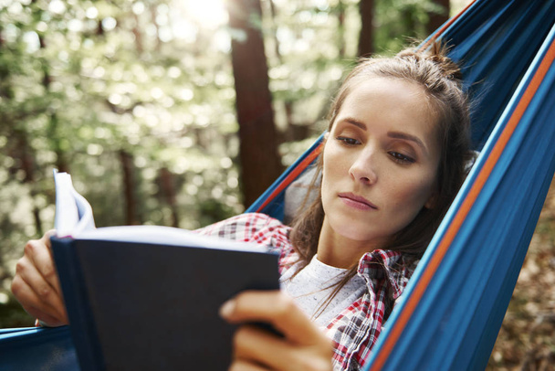 Kobieta, relaks na hamaku i czytanie książek  - Zdjęcie, obraz