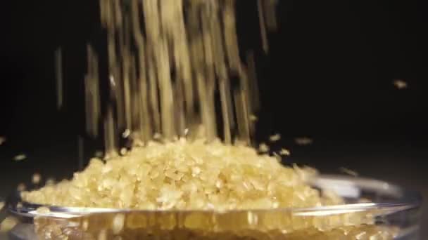 Повільний рух коричневого цукру вливають у миску крупним планом
 - Кадри, відео