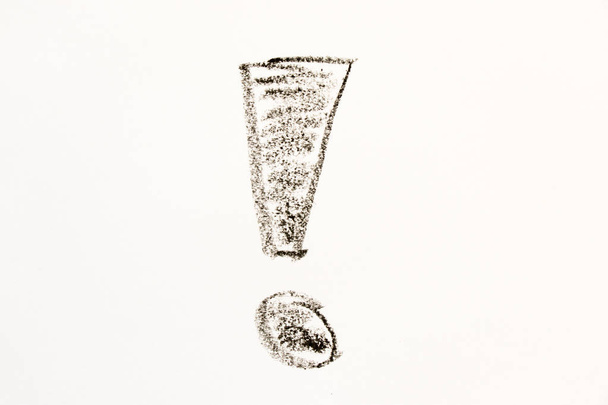 Desenho de pastel de óleo de cor preta em ponto de exclamação com forma de espaço em branco no fundo do papel branco
 - Foto, Imagem