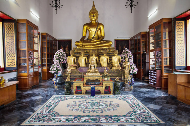 5 人の弟子に彼の最初の説教を説いて仏と、タイのバンコク ワット ・ プラチェートゥポンウィモンマンカラーラームの南の寺院 - 写真・画像