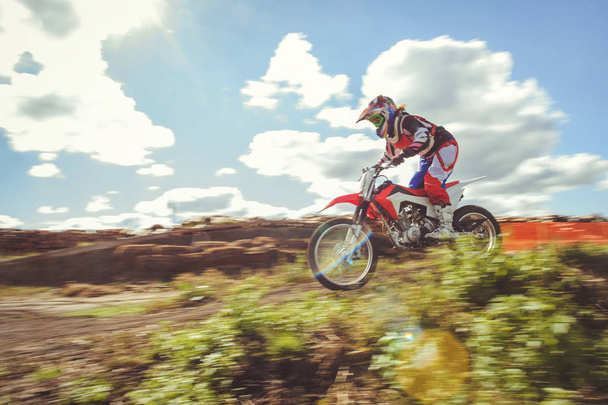 donna in moto enduro motocross, desiderio di vittoria, dinamica della velocità
. - Foto, immagini