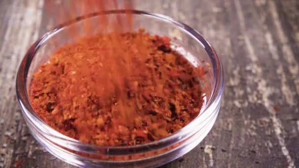 Hidasliikkeinen jauhettu paprika kaada kulhoon lähikuva
 - Materiaali, video