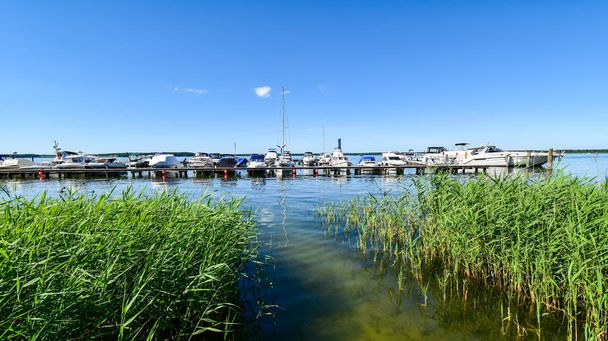 Statków zacumowanych przy molo nad jeziorem Fleesen w Gohren Waren (Niemcy) - Zdjęcie, obraz